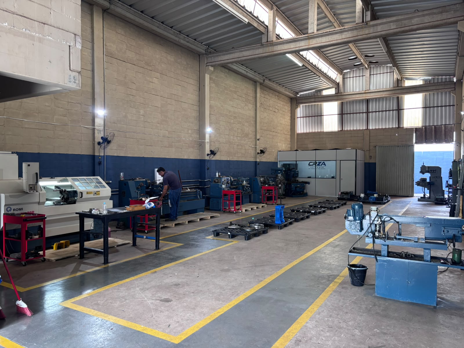 Vista geral da estrutura da CRZA Usinagem em Araraquara