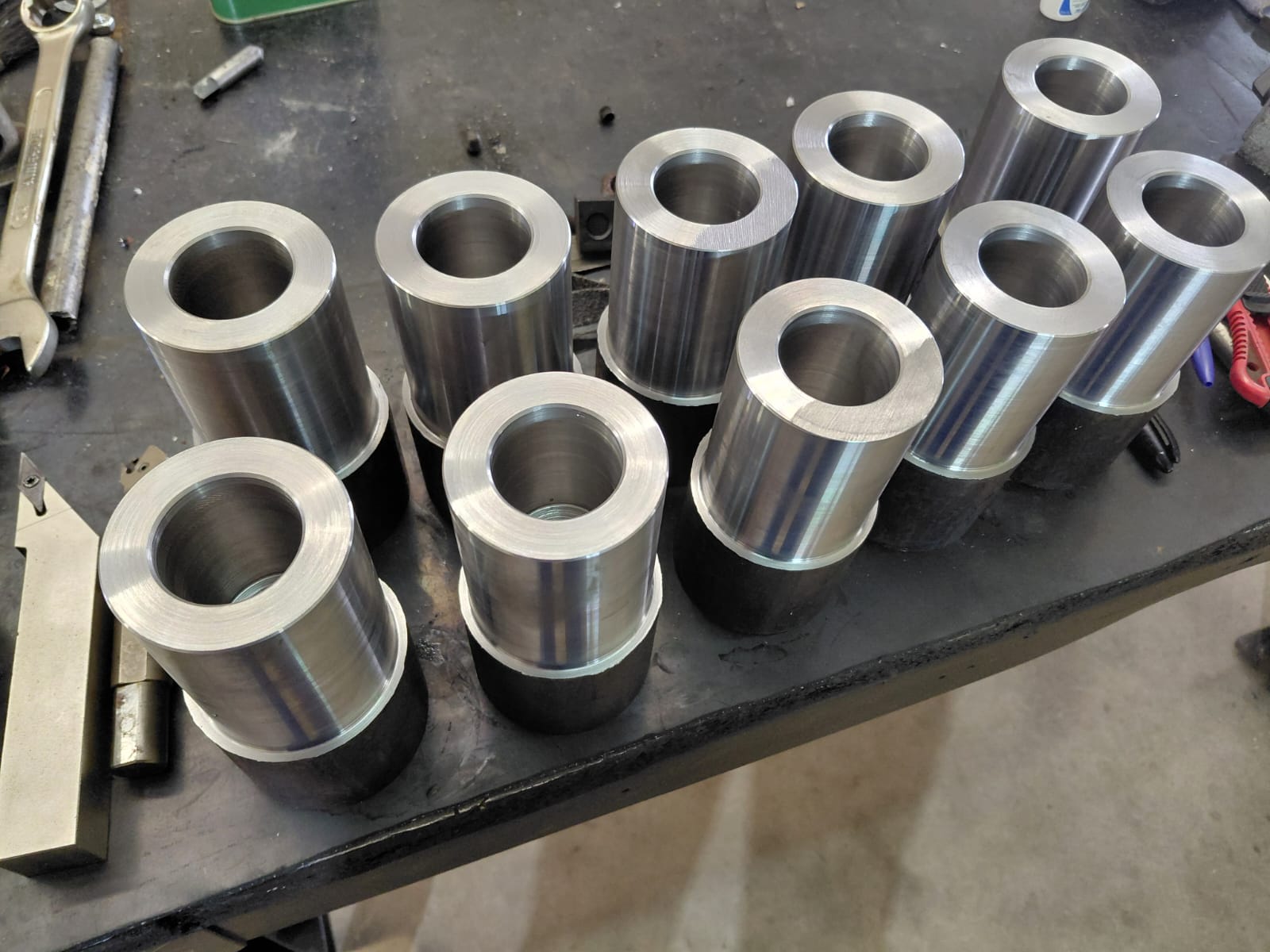 Conjunto de peças cilíndricas metálicas